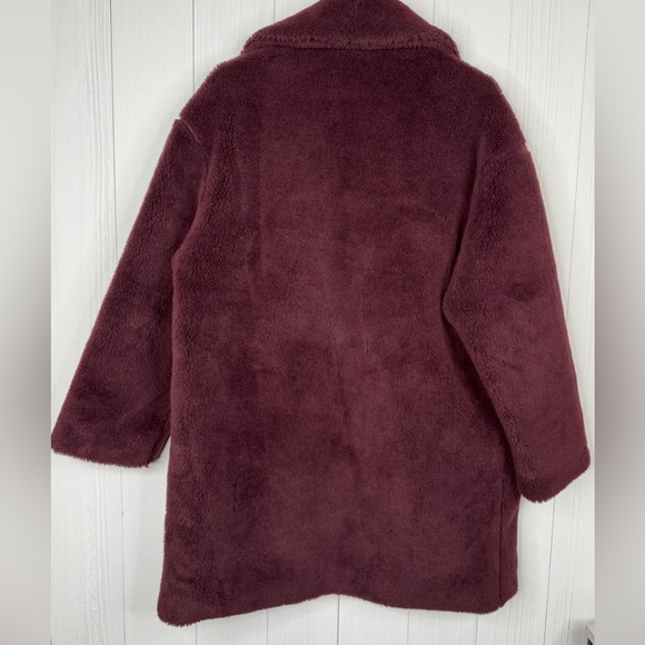 Abercrombie & Fitch faux fur teddy coat in a burgundy/maroon - Picture 10 of 10